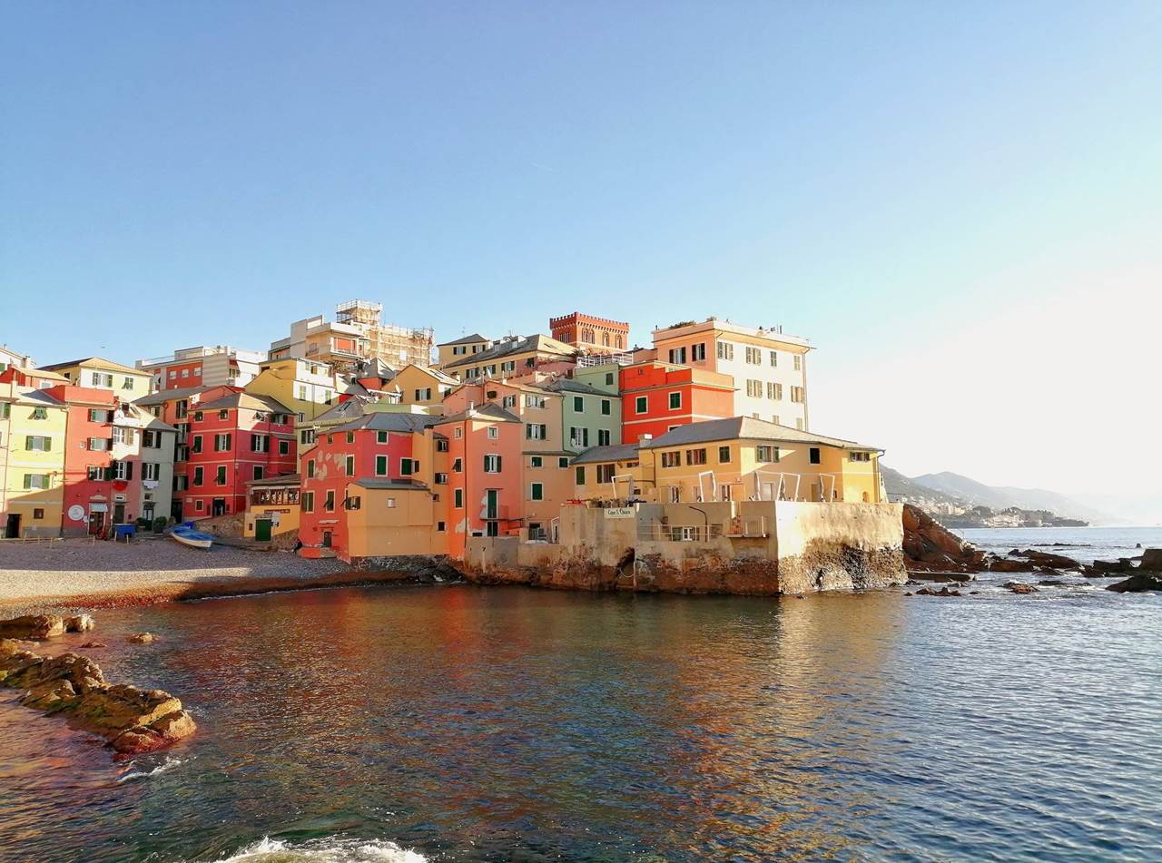 Veduta di Boccadasse dal mare, antico borgo marinaro del comune di Genova.