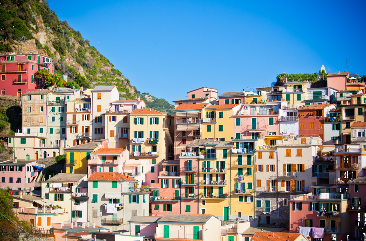 Veduta di Manarola, antico borgo della Riviera di Levante e parte delle Cinque Terre, con le caratteristiche case colorate.