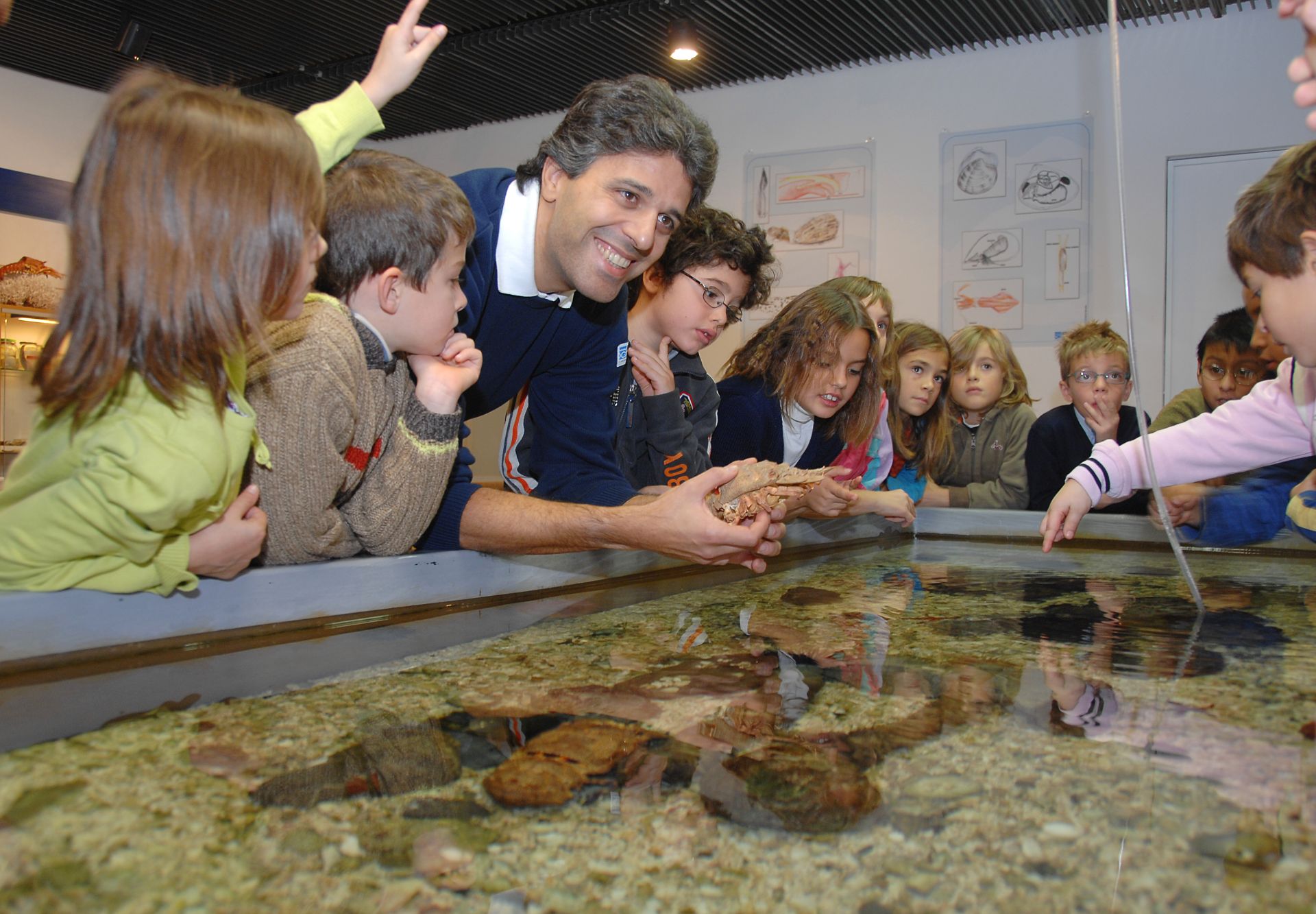 Attività didattica con i bambini delle scuole all'Acquario di Genova.
