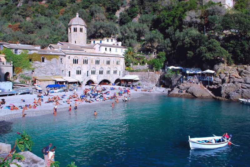 Spiaggia di San Fruttuoso nella Riviera di Levante vicino alle Cinque Terre.