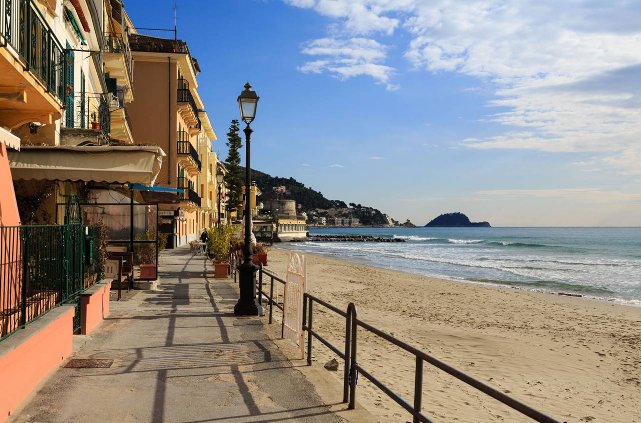 Spiaggia e mare di Alassio, città sulla costa della Riviera di Ponente.