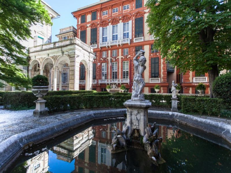 Giardino di Palazzo Bianco con vista su Palazzo Rosso in Via Garibaldi a Genova.