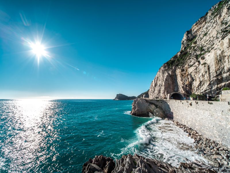 Scogliere e mare della Riviera di Ponente.