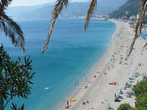 Spiaggia di Spotorno nella Riviera di Ponente.