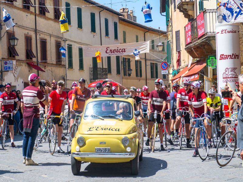 Ciclisti in gara per l'Eroica Montalcino